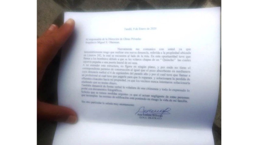 Chapas, una chimenea y materia fecal, todo termina en su patio